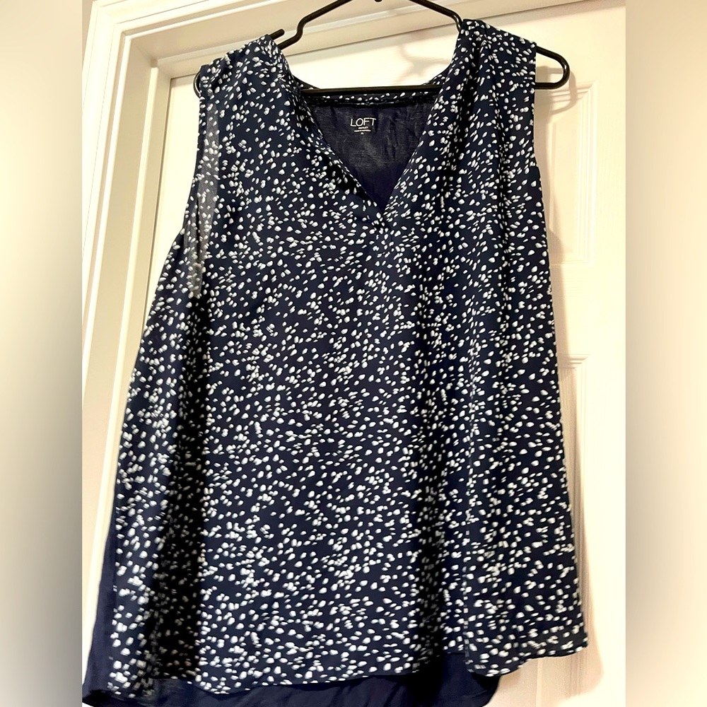 Barely worn navy sleeveless loft shirt size Xl